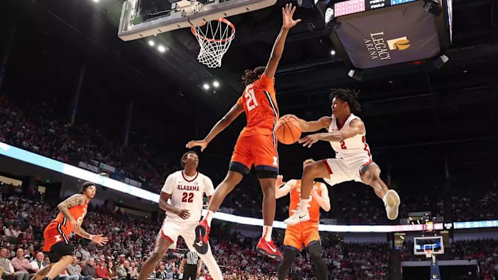 Alabama guard Aden Holloway (2) passes the ball against Illinois at Legacy Arena at BJCC in Birmingham, AL on Wednesday, Nov 20, 2024. Alabama guard Aden Holloway (2) passes the ball against Illinois at Legacy Arena at BJCC in Birmingham, AL on Wednesday, Nov 20, 2024.