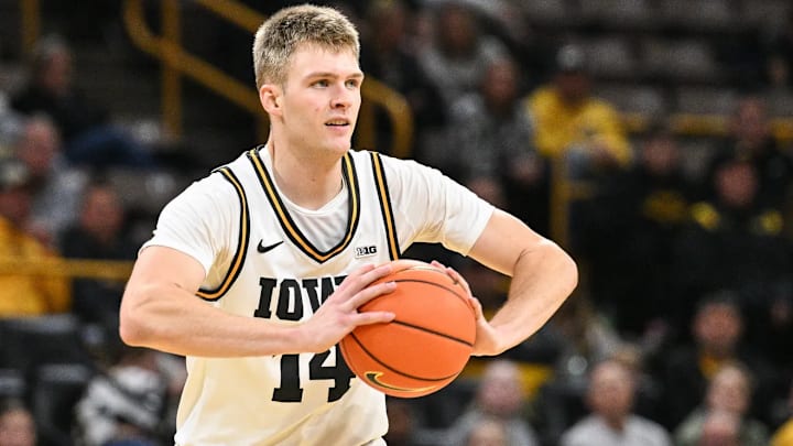 Iowa Hawkeyes guard Bennett Stirtz