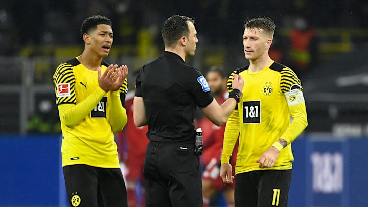 Felix Zwayer with Jude Bellingham and Marco Reus