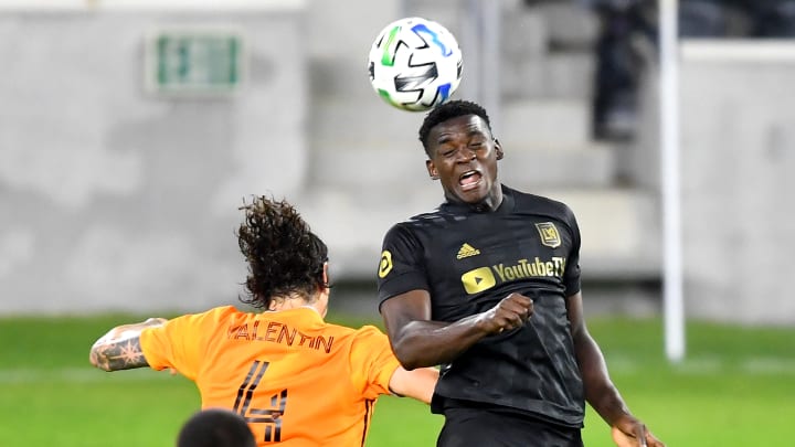 Jesus Murillo y Zarek Valentin en la disputa de un balón.