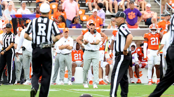 Dabo Swinney arguing an offical’s call in Syracuse v Clemson game