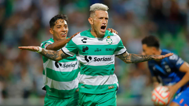 El uruguayo Brian Lozano le dio la victoria a Santos Laguna sobre Rayados en el Estadio TSM Corona.