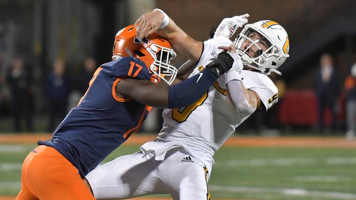 Sep 22, 2022; Champaign, Illinois, USA; Illinois Fighting Illini linebacker Gabe Jacas (17) tackles Chattanooga Mocs quarterback Preston Hutchinson (9) as he passes the ball during the first half at Memorial Stadium. Mandatory Credit: Ron Johnson-USA TODAY Sports Sep 22, 2022; Champaign, Illinois, USA; Illinois Fighting Illini linebacker Gabe Jacas (17) tackles Chattanooga Mocs quarterback Preston Hutchinson (9) as he passes the ball during the first half at Memorial Stadium. Mandatory Credit: Ron Johnson-USA TODAY Sports