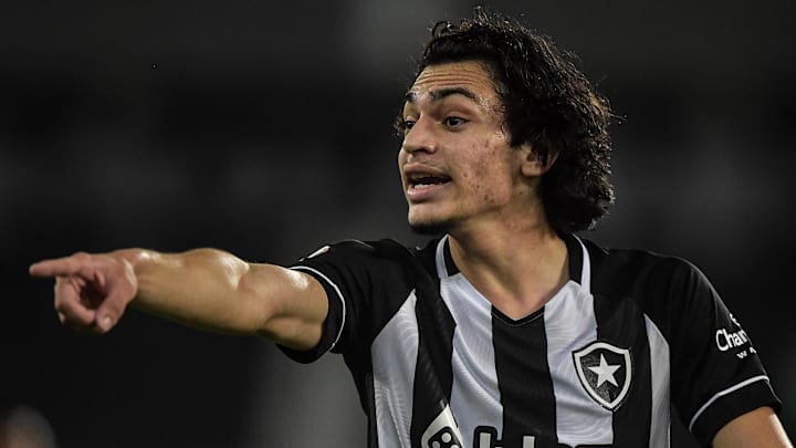 Matheus Nascimento renova com o Botafogo até 2025. 