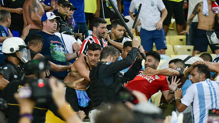 Torcedores brigaram nas arquibancadas do Maracanã