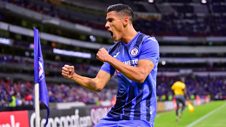 El jugador Uriel Antuna celebra un gol con Cruz Azul.
