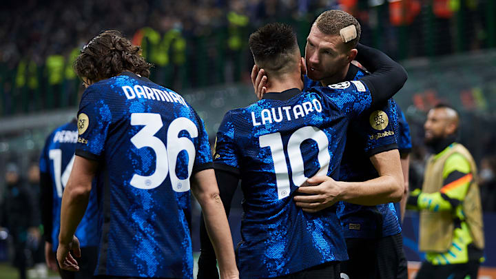 L'abbraccio tra Dzeko e Lautaro 