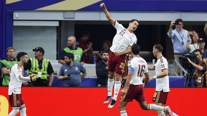Mikel Oyarzabal celebra el primer gol de España ante Francia