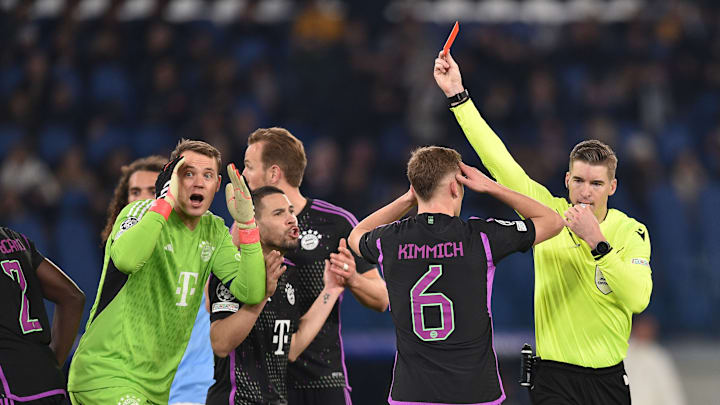 Manuel Neuer schaut ungläubig