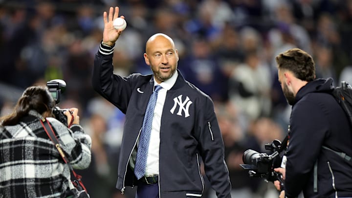 Jeter fue ovacionado por el Yankee Stadium