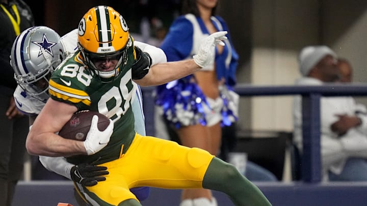 Jan 14, 2024; Arlington, Texas, USA; Green Bay Packers tight end Luke Musgrave (88) scores a touchdown despite the efforts of Dallas Cowboys safety Jayron Kearse (1) during the third quarter in a 2024 NFC wild card game at AT&T Stadium. Mandatory Credit: Mark Hoffman-Imagn Images