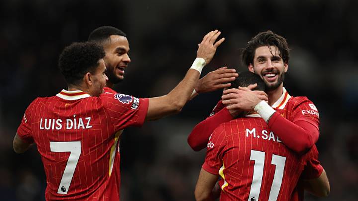 Mohamed Salah, Dominik Szoboszlai, Cody Gakpo y Luis Diaz celebrando el triunfo ante el Tottenham.