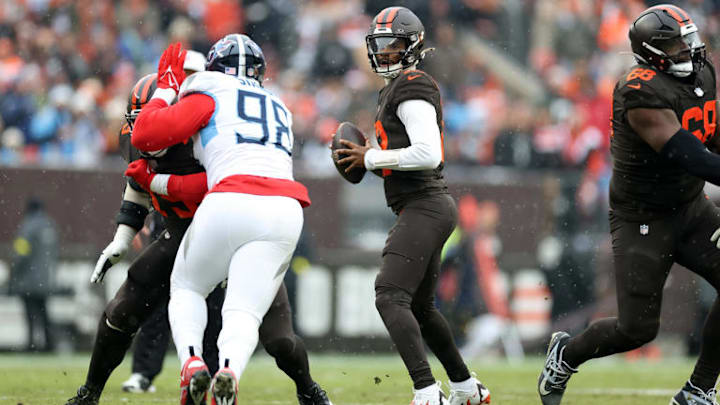 Tennessee Titans Jeffery Simmons rushes Cleveland Browns quarterback Shedeur Sanders