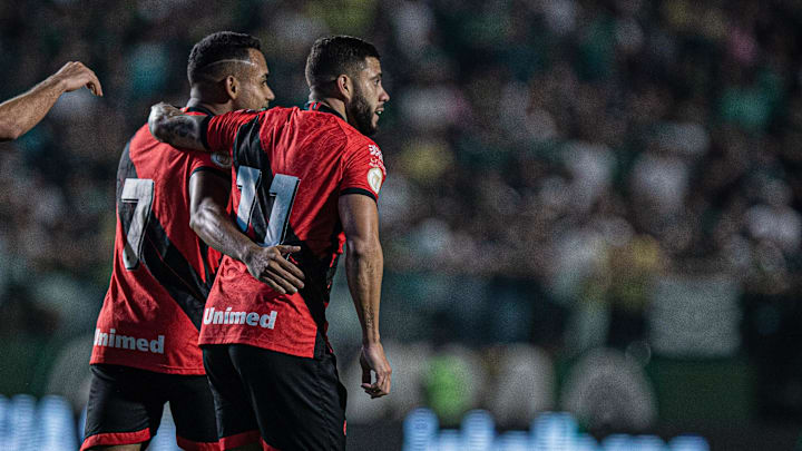 Atlético-GO venceu o arquirrival Goiás por 3 a 0 em pleno Estádio da Serrinha Atlético-GO venceu o arquirrival Goiás por 3 a 0 em pleno Estádio da Serrinha