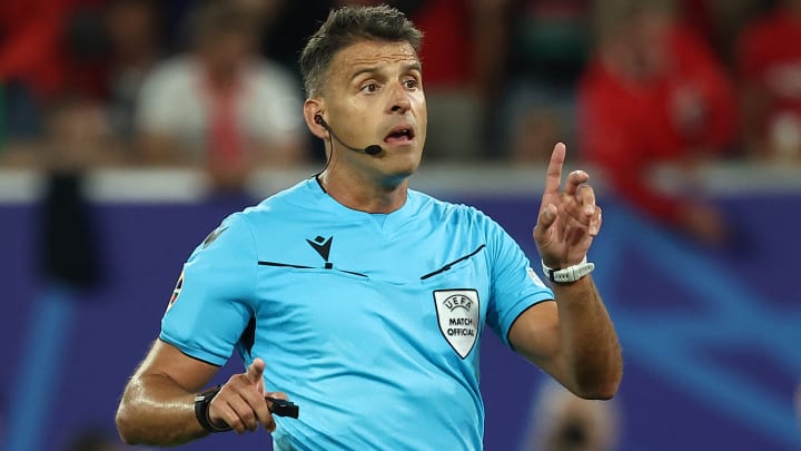  Twitter détruit Gil Manzano et son arbitrage lors de la rencontre entre l'Autriche et la France. 