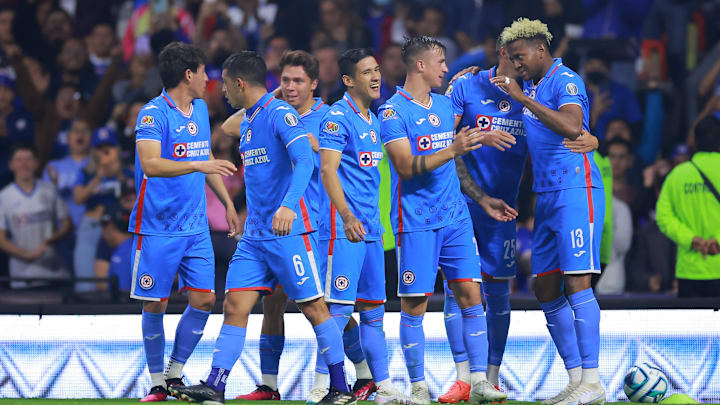 Jugadores de Cruz Azul celebran un gol.