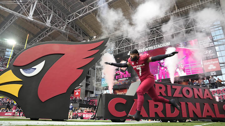 Arizona Cardinals linebacker Kyzir White (7) is introduced before playing against the Chicago Bears at State Farm Stadium on Nov 3, 2024, in Glendale.