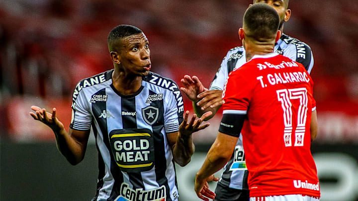 Jovem zagueiro Kanu é formado nas categorias de base do Botafogo