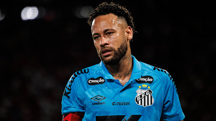 Neymar a fait son retour avec Santos ce dimanche. Neymar a fait son retour avec Santos ce dimanche.