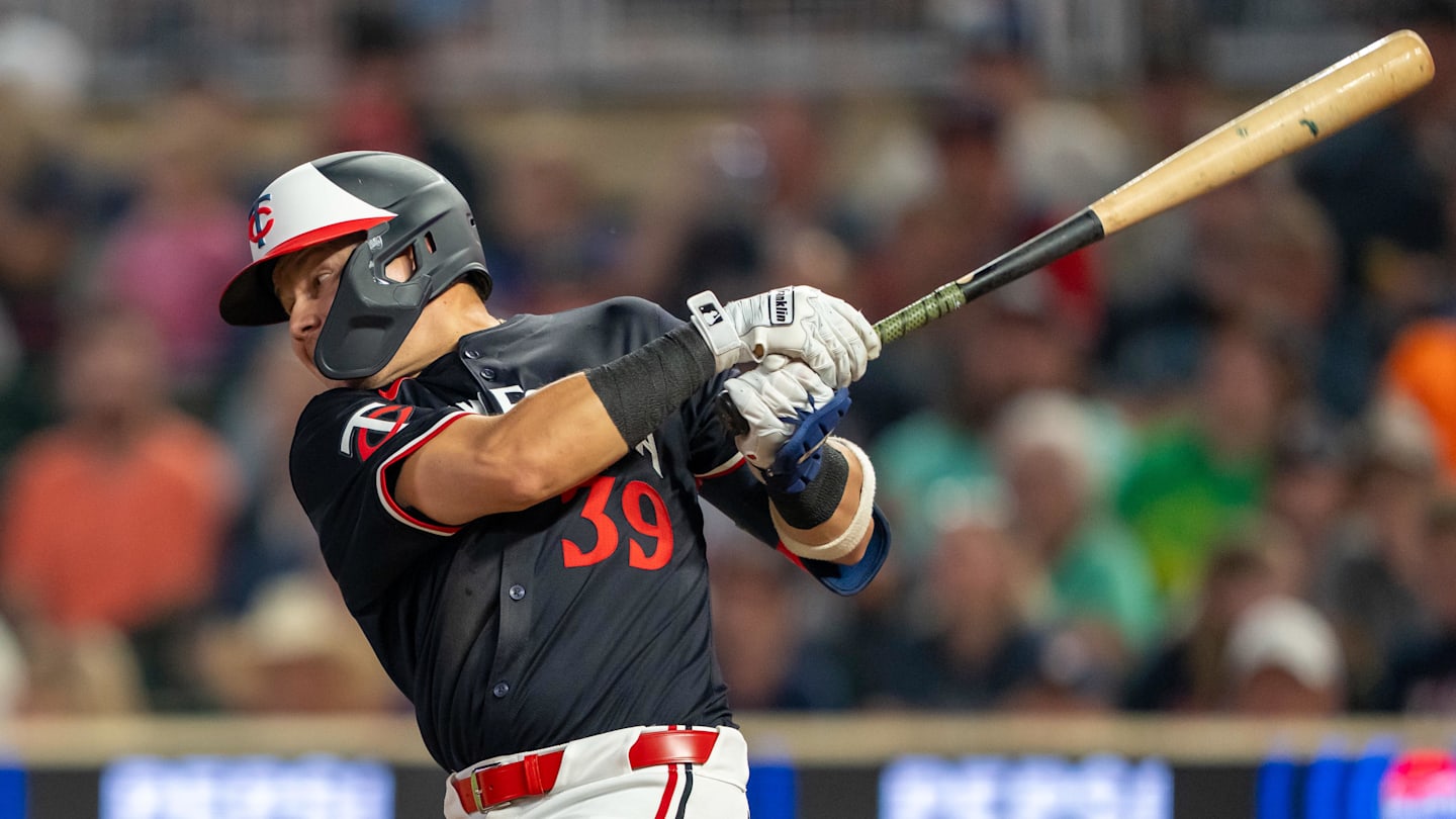 Rangers Sign Red-Hot Venezuelan Hitter on Minor League Deal