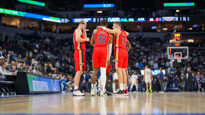 New Orleans Pelicans forward E.J. Liddell (32) and his team huddle during a timeout against the Minnesota Timberwolves in the fourth quarter at Target Center. 