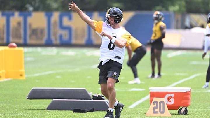Jun 10, 2025; Pittsburgh, PA, USA; Pittsburgh Steelers quarterback Aaron Rodgers (8) during minicamp at their South Side facility. Mandatory Credit: Philip G. Pavely-Imagn Images Jun 10, 2025; Pittsburgh, PA, USA; Pittsburgh Steelers quarterback Aaron Rodgers (8) during minicamp at their South Side facility. Mandatory Credit: Philip G. Pavely-Imagn Images