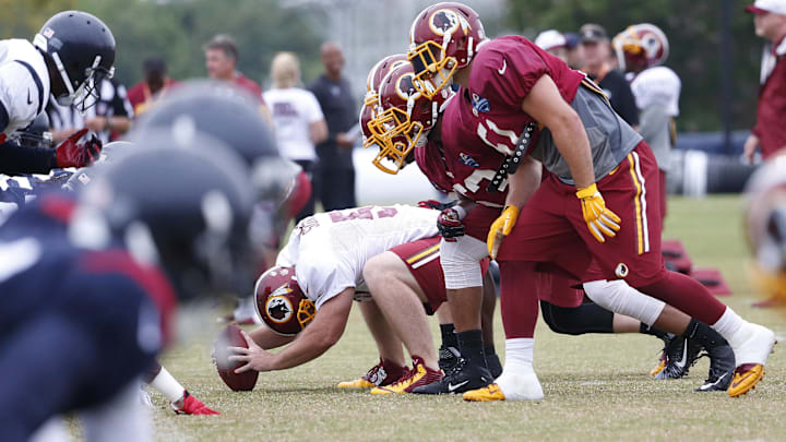 Nick Sundberg prepares to snap in a 2015 Washington practice