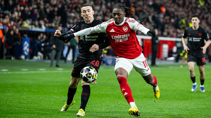 El español Alejandro Grimaldo y el nigeriano Eberechi Eze en el enfrentamiento de ida