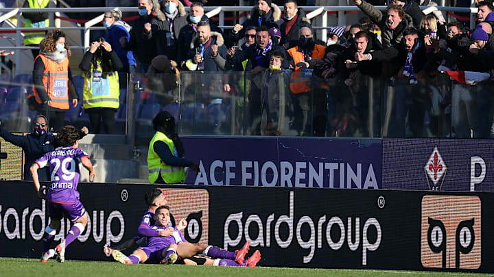 L'esultanza di gruppo della Fiorentina