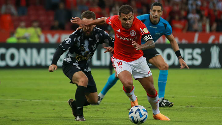 Alan Patrick é o responsável pela armação das jogadas coloradas