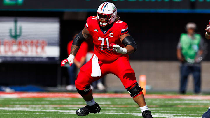 Arizona Wildcats offensive tackle Jonah Savaiinaea (71)