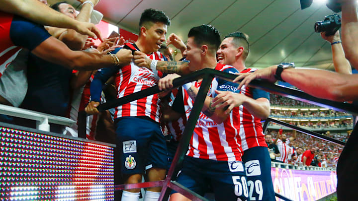 Jugadores de Chivas celebran un gol. Jugadores de Chivas celebran un gol.