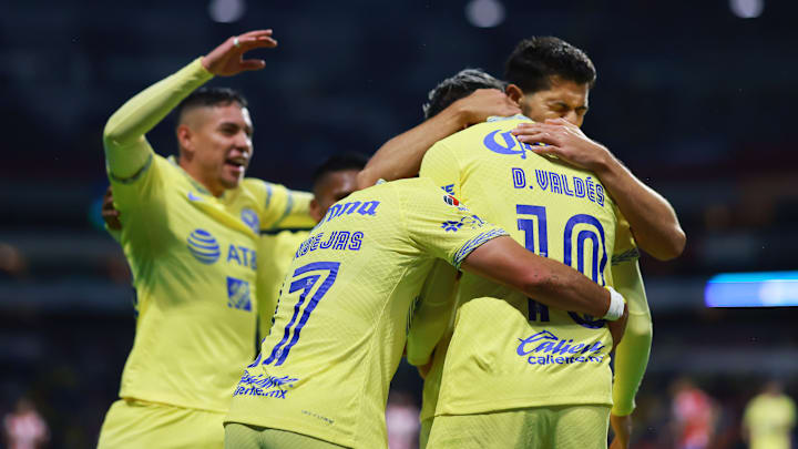 Jugadores del América celebran un gol.