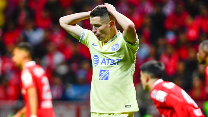 El español Álvaro Fidalgo se lamenta tras la derrota del América frente al Toluca en el Nemesio Diez.