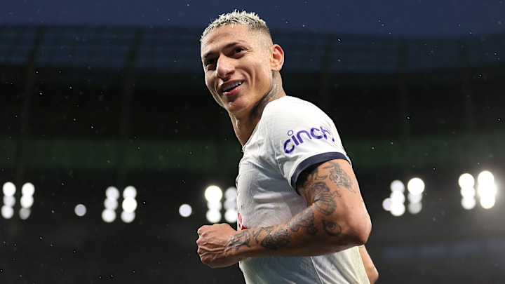 Richarlison, vivendo bom momento pelos Spurs, estará em campo