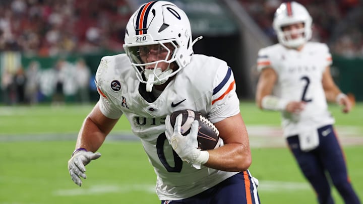 Nov 6, 2025; Tampa, Florida, USA; UTSA Roadrunners tight end Houston Thomas (0) runs with the ball against the South Florida Bulls during the first half at Raymond James Stadium. Mandatory Credit: Kim Klement Neitzel-Imagn Images