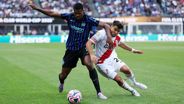 Denzel Dumfries et Marcos Acuña se sont livrés une bataille un peu trop rude par moment. Denzel Dumfries et Marcos Acuña se sont livrés une bataille un peu trop rude par moment.