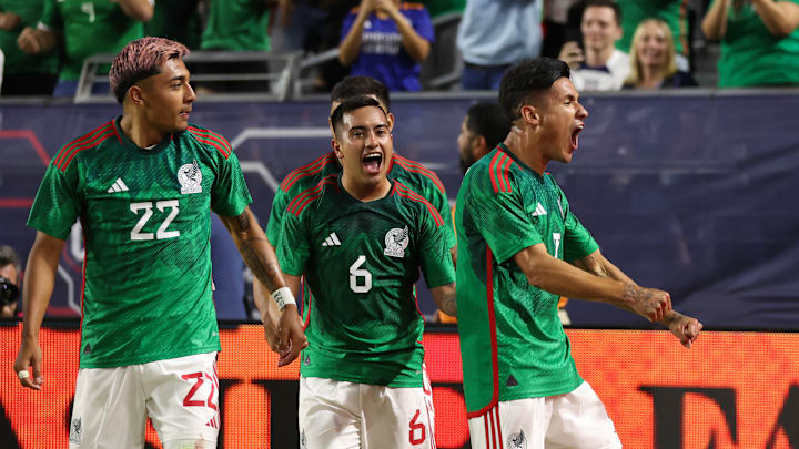 Jugadores de México celebran un gol ante Estados Unidos.
