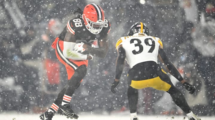 Pittsburgh Steelers v Cleveland Browns