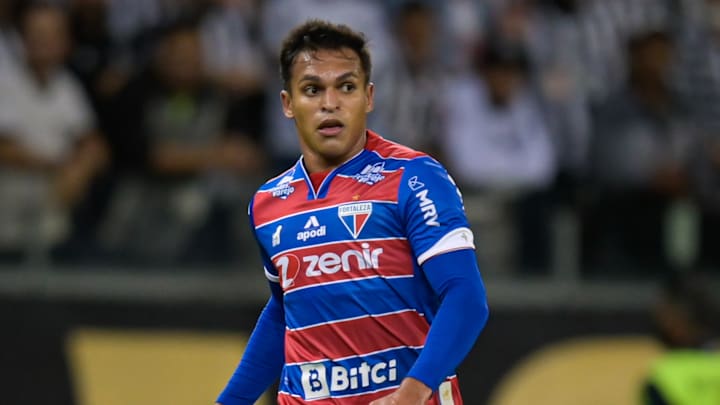 Atacante Robson discutiu com um grupo de torcedores Atacante Robson discutiu com um grupo de torcedores