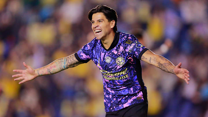 El chileno Víctor Dávila fue la figura del partido con su doblete