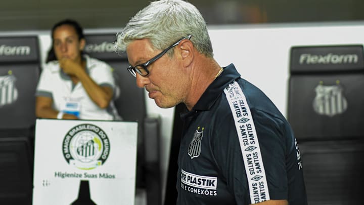 Treinador do Santos ainda não conseguiu fazer o time engrenar Treinador do Santos ainda não conseguiu fazer o time engrenar