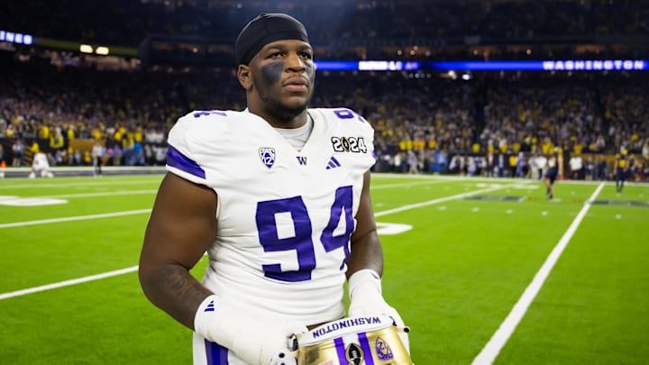 Washington Huskies defensive lineman Jayvon Parker (94) and his brother Armon Parker visited the Wisconsin Badgers in the transfer portal