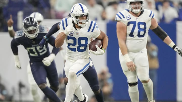 Indianapolis Colts running back Jonathan Taylor (28) rushes for a touchdown during a game against the Tennessee Titans  at Lucas Oil Stadium.