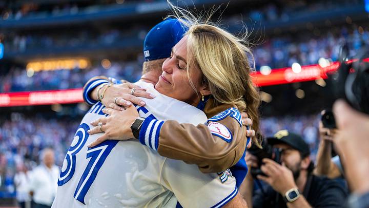 Blue Jays pitcher Max Scherzer (31) hugs his wife after defeating the Reds at Rogers Centre. Credit: Kevin Sousa-Imagn Blue Jays pitcher Max Scherzer (31) hugs his wife after defeating the Reds at Rogers Centre. Credit: Kevin Sousa-Imagn