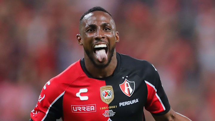 El jugador Julián Quiñones celebra un gol con el Atlas.