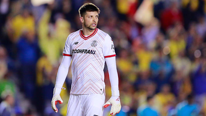 Arqueiro é contestado antes de chegar