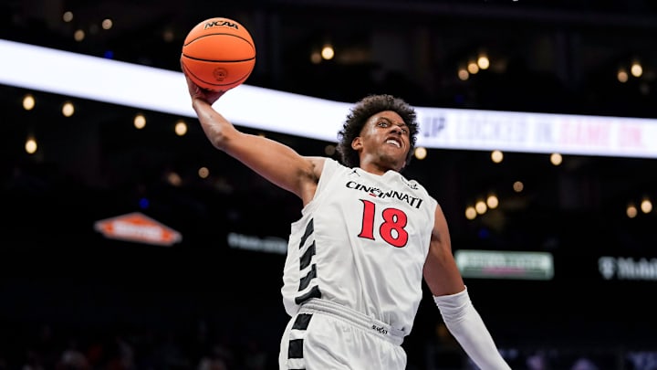 Cincinnati Bearcats forward Baba Miller (18) dunks the ball in the second half of the Phillips 66 Big 12 Men’s Basketball Tournament between the Cincinnati Bearcats and Utah Utes, Tuesday, March 10, 2026, at T-Mobile Center in Kansas City, MO. Bearcats won 73-66.