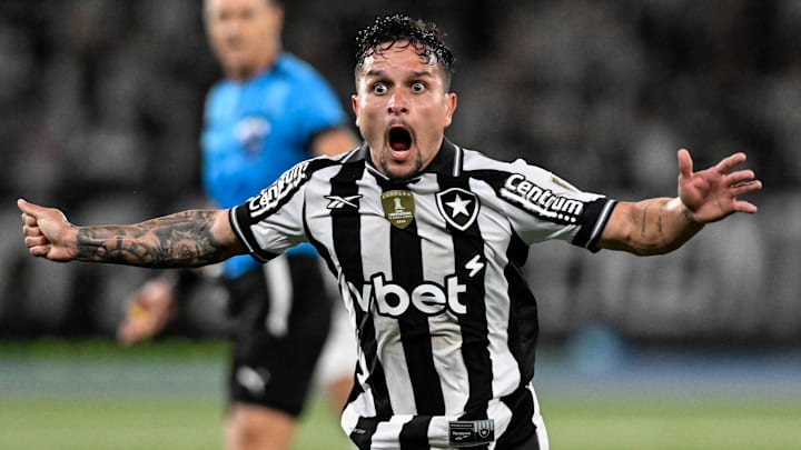 Artur tem cinco gols e cinco assistências pelo Glorioso