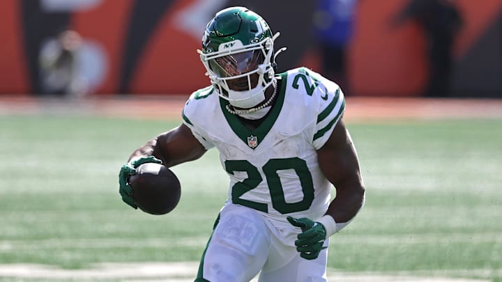 Oct 26, 2025; Cincinnati, Ohio, USA; New York Jets running back Breece Hall (20) runs with the ball during the second quarter against the Cincinnati Bengals at Paycor Stadium. Mandatory Credit: Joseph Maiorana-Imagn Images Oct 26, 2025; Cincinnati, Ohio, USA; New York Jets running back Breece Hall (20) runs with the ball during the second quarter against the Cincinnati Bengals at Paycor Stadium. Mandatory Credit: Joseph Maiorana-Imagn Images